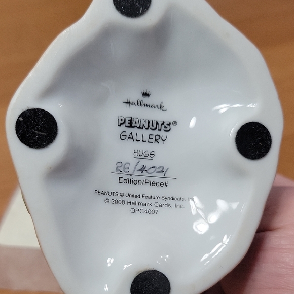 Hallmark Peanuts Gallery Hugs Collectible Figurine - Picture 2 of 5